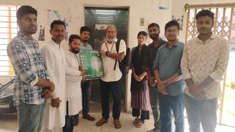 শিক্ষার্থীদের লিফটের জন্য ভিসির হাতে ফ্যান হস্তান্তর করলো বরিশাল বিশ্ববিদ্যালয় ছাত্রদল