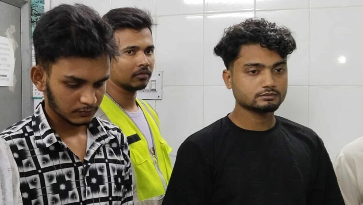 শরণখোলায় দুই মাদক সেবনকারী  জনতার হাতে আটক