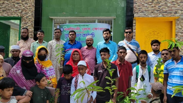 বৃক্ষরোপণ ও শিক্ষা উপকরণ বিতরণে নরসিংদী প্রেস ফো
