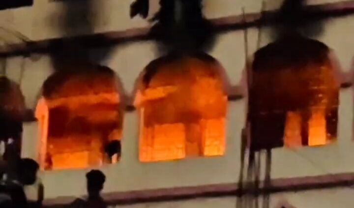 দাউদকান্দি পৌরসভায় ২ নং ওয়ার্ড মুন্সিবাড়ি জামিয়া হামিদিয়া দারুল উলুম মাদ্রাসায় আগুন