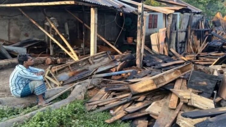 আগুনে পুড়ে ছাই হলো লাকসাম চন্দনা বাজারের দুই ব্যবসায়ীর প্রতিষ্ঠান