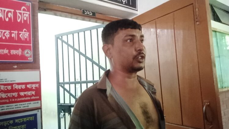 রাজবাড়ীতে বিআরটিএ অফিসে দালালদের দৌরাত্ব ঘুষের টাকা ফেরত চাওয়ায় প্রকাশ্যে মারপিট