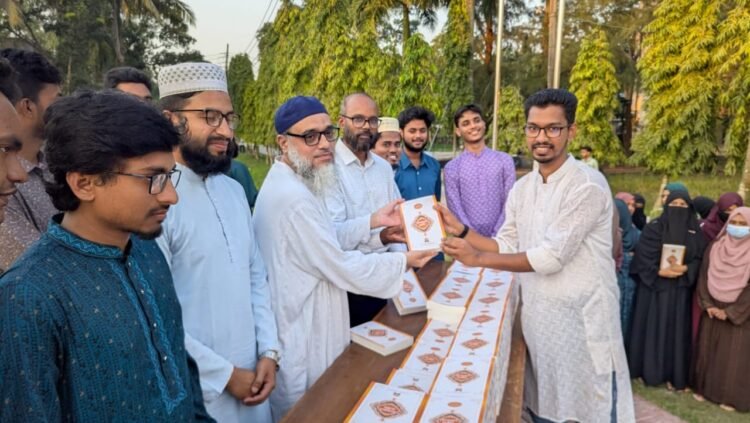 পটুয়াখালী ভার্সিটির, বরিশাল ক্যাম্পাসে ছাত্রশিবিরের ফ্রি কুরআন  শরীফ বিতরণ