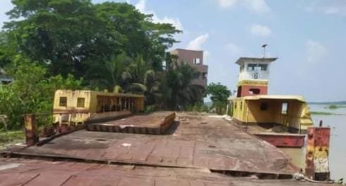দুমকি উপজেলায়, বাহেরচর – নলুয়া ঘাটে  অবহেলায় নষ্ট হচ্ছে কোটি টাকার ফেরি