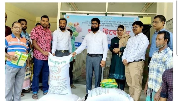 নওগাঁয় সারে ছয় হাজার প্রান্তিক চাষির মধ্যে প্রণোদনার সার-বীজ বিতরণ 