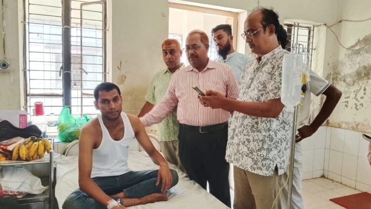 পাঁচদিন নিখোঁজ থাকার পর উদ্ধার দিদারকে দেখতে হাসপাতালে গেলেন অ্যাড. মো. আজিজ মোল্লা