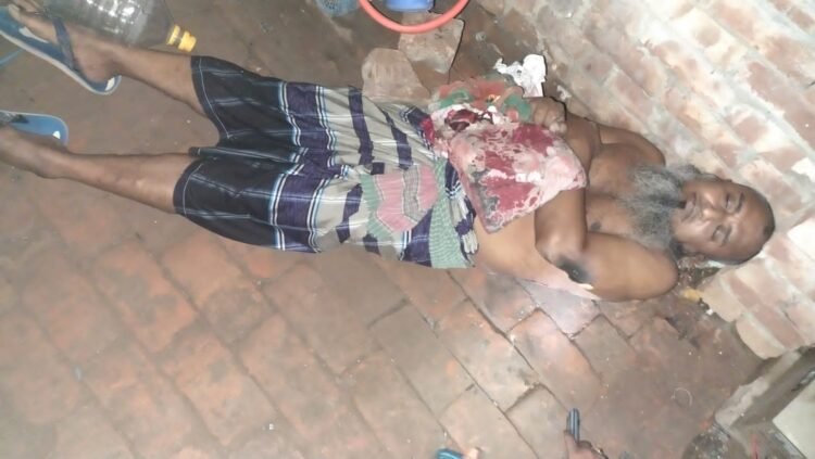 বটিয়াঘাটায় বিদ্যুৎস্পৃষ্ট হয়ে চার্জিং পয়েন্টের মালিক আশরাফ নিহত