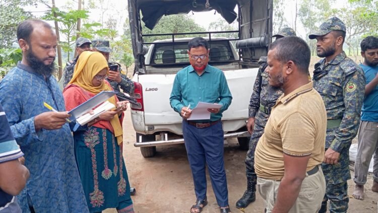 ঠাকুরগাঁওয়ে অস্বাস্থ্যকর চানাচুর উৎপাদন, কারখানা সিলগালা ও জরিমানা