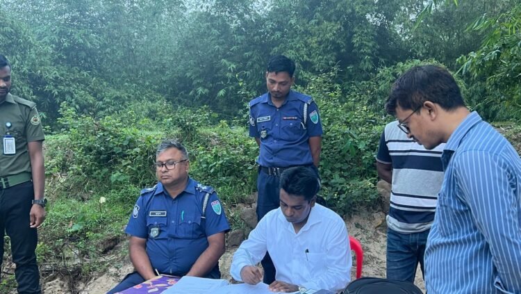 সিলিকা বালু উত্তোলনের সময় ১৪ জন আটক