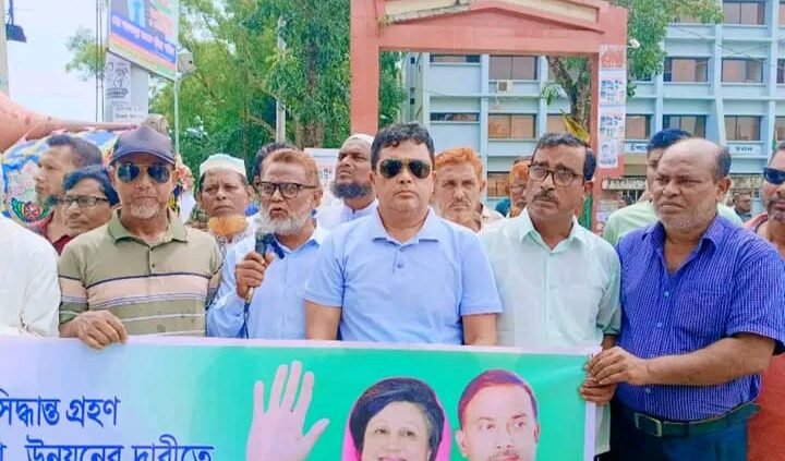 সড়কে বৈদ্যুতিক খুঁটি স্থাপন, আইন শৃঙ্খলার উন্নয়ন ও মাদক-জুয়া বন্ধের দাবিতে তাড়াইল উপজেলা বিএনপির মানববন্ধন