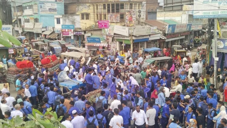 লায়ন্স ক্লাবের সভাপতির পদত্যাগ দাবিতে সৈয়দপুরে সড়ক অবরোধ