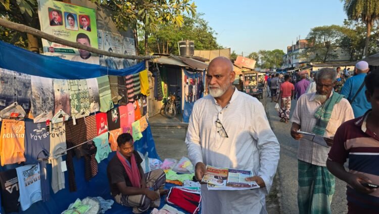 চাঁপাইনবাবগঞ্জে বাড়ি বাড়ি গিয়ে বিএনপি’র ৩১ দফার লিফলেট বিতরণ করলেন এমপি প্রার্থী ইঞ্জিনিয়ার মাসুদ