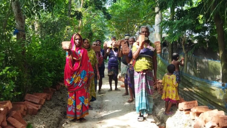 বটিয়াঘাটা সুন্দরমহল এলাকায় ১৬ লাখ টাকার রাস্তার কাজে অনিয়ম দুর্নীতির অভিযোগ : কাজে নিম্নমানের ইট ব্যবহার করা হচ্ছে