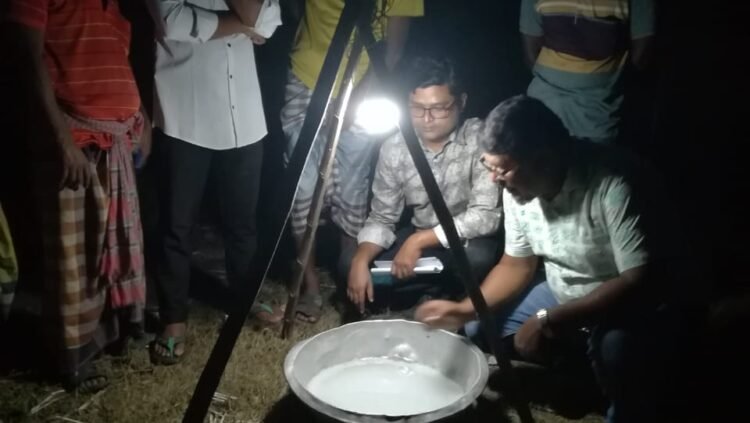 দৌলতপুরে ধানক্ষেতে ক্ষতিকর পোকা দমনে আলোক ফাঁদ স্থাপন