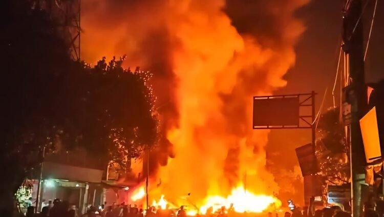 জালিয়াপাড়ায় ভয়াবহ অগ্নিকাণ্ড, রাতের আঁধারে পুড়ে ছাই ১৯টি দোকান, কোটি টাকার ক্ষতি, ফায়ার সার্ভিস না থাকায় স্থানীয়দের ক্ষোভ