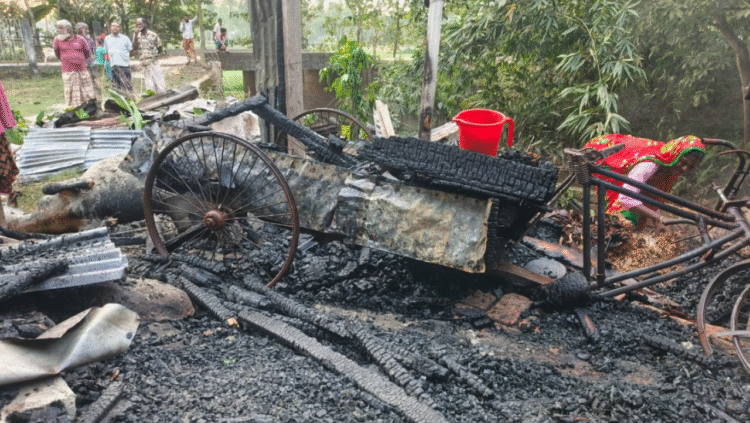 কচাকাটায় আগুনে পুড়ে ছাই অসহায় বৃদ্ধের বেচে থাকার সহায় সম্বল