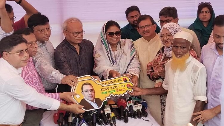 নীলফামারীতে ঘানি টানা মোস্তাকিম ও ছকিনার পাশে তারেক রহমান