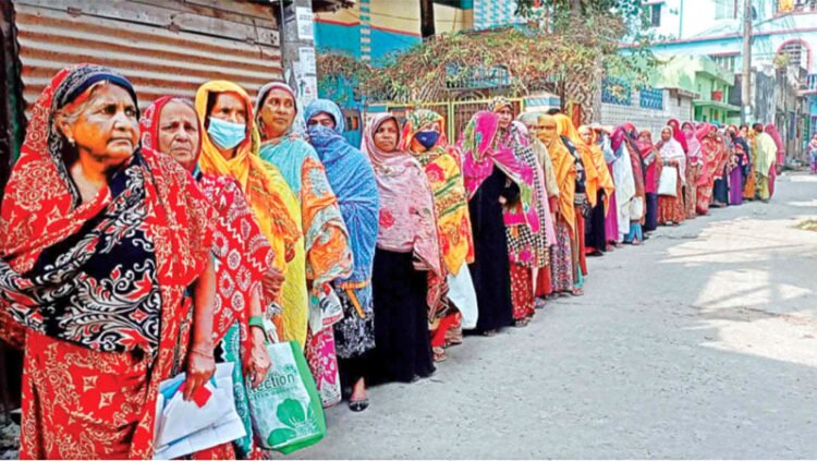 ‎খোলাবাজারে ওএমএসের চাল-আটা বিক্রিতে সীমাহীন অনিয়ম, বঞ্চিত নিম্ন আয়ের মানুষ