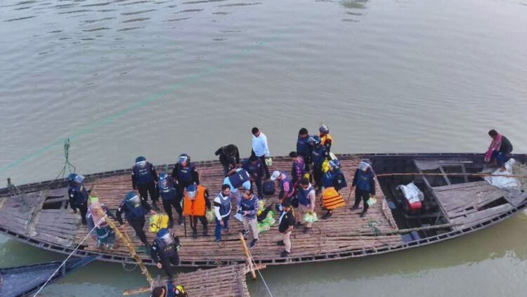 দৌলতপুরে বিভিন্ন বাহিনীর সন্ত্রাসীদের ধরতে পদ্মার চরে, অপারেশন ফার্স্ট লাইট