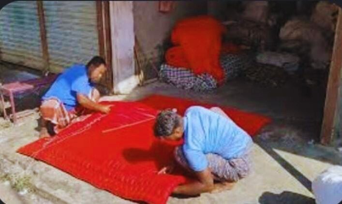 দুমকি উপজেলায়, শীতের আগমনে লেপ তোষকের ব্যস্ততা;  জমে উঠেছে ধুনকরদের শীতের হাট