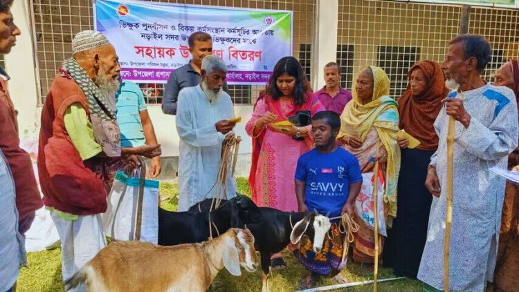 নড়াইলে ভিক্ষুকদের মাঝে  নগদ অর্থসহ সহায়ক উপকরণ বিতরণ করলো সদর উপজেলা প্রশাসন