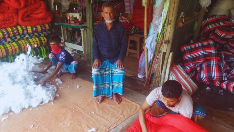 শীতের আগমনে ব্যস্ত রায়গঞ্জের লেপ-তোশক ব্যবসায়ীরা