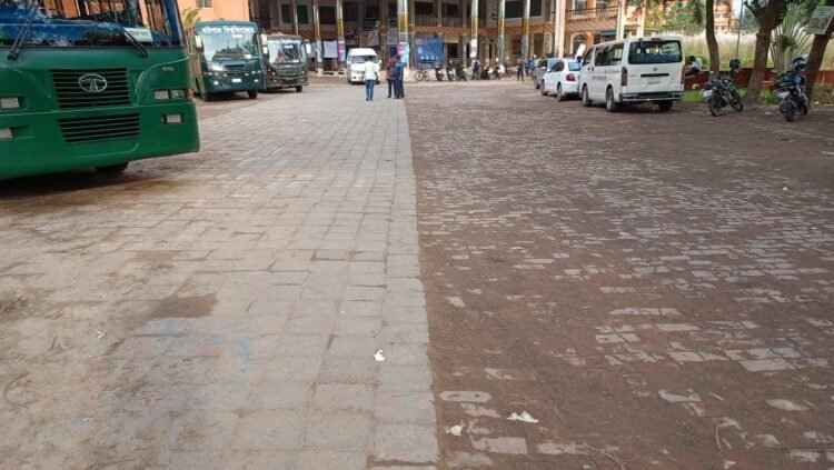 ইট বিছানো রাস্তা, গর্ত আর জলাবদ্ধতা—এমনই ববির প্রধান প্রবেশপথ,সংস্কারের অবহেলা ববি প্রশাসনের