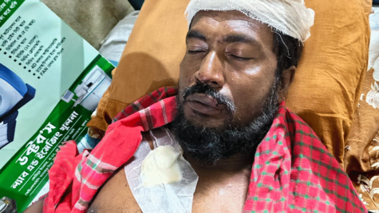 খুলনায় জমিজমা বিরোধ ও পূর্ব শত্রুতার জেরে সুরখালী ইউনিয়নের দফাদার জাফর বিশ্বাসের উপর হামলা
