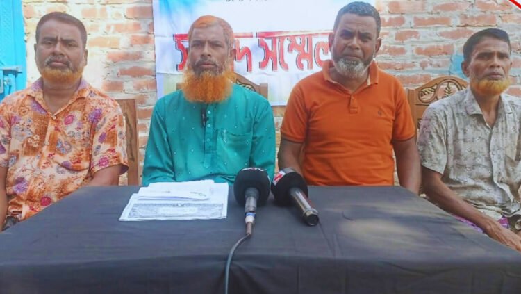 নওগাঁ মহাদেবপুর রামরায়পুর জয়নাল আবেদীনের নিজ বাড়িতে হামলার অভিযোগে সংবাদ সম্মেলন