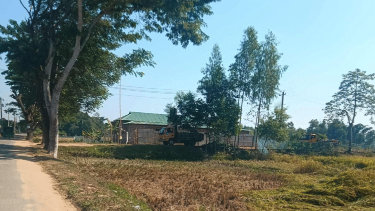 বালুভর্তি ট্রাকের রাজত্বে ধূলায় অতিষ্ঠ;কমলগঞ্জ গ্রামবাসী