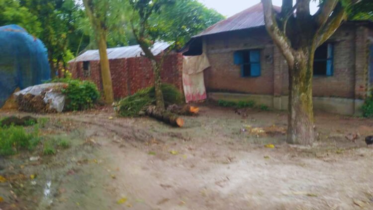 আত্রাইয়ে গভীর রাতে জোরপূর্বক বেঁড়া ও প্রাচীর নির্মাণ