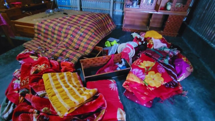 পাবনায় জমিজমা-সংক্রান্ত পূর্ব শত্রুতার জেরে বসতবাড়িতে হামলা ও লুটপাট