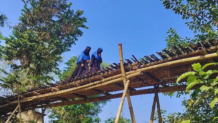 একটি সেতুর অপেক্ষায় হাজারো মানুষের অপেক্ষার প্রহর