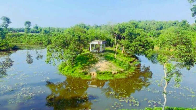 বেকি লেক পর্যটকদের হাতছানি দিয়ে ডাকছে