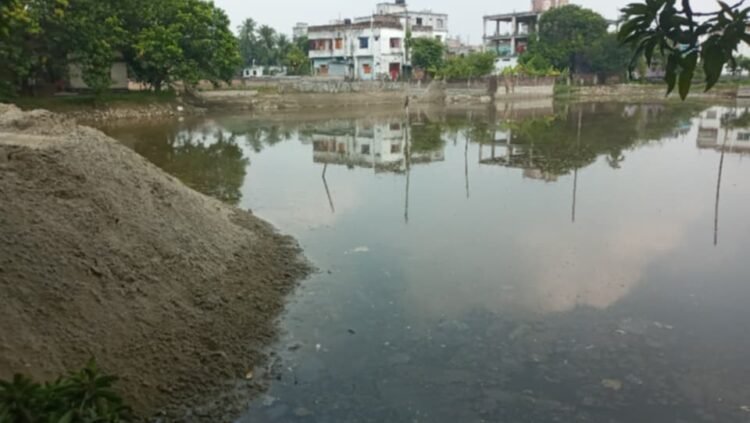রাজশাহী শহরে প্রশাসন ম্যানেজ করেই চলছে পুকুর ভরাট