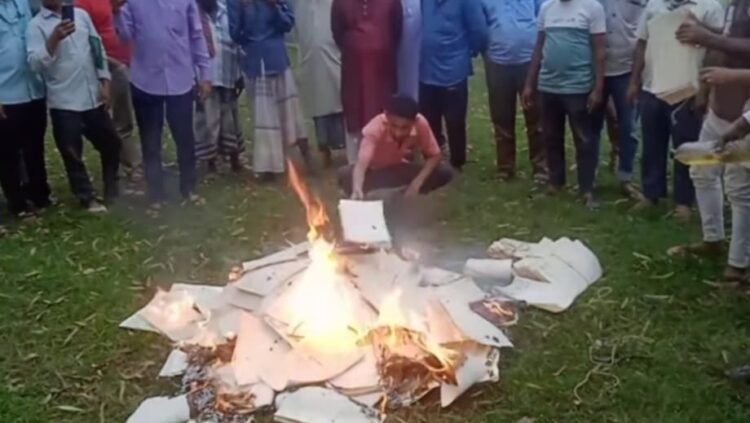 দিনাজপুরের হাকিমপুর সাব্ রেজিস্টার অফিসের দাবিহীন ১ হাজার দলিল পুড়িয়ে ধ্বংস