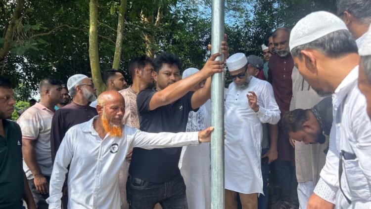 গজারিয়ায় টেংগারচর ইউনিয়ন সোলার লাইট স্থাপন করেন কামরুজ্জামান রতন