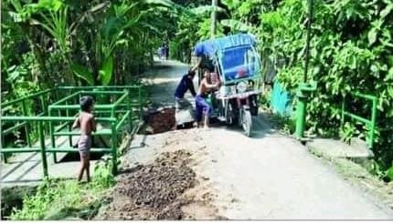 দুমকী উপজেলার,চরবয়ড়ায়  নির্মাণের ৮ মাসের মাথায় সড়কে ধস, হতাশ এলাকাবাসী