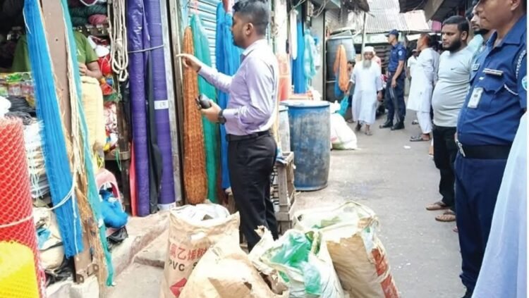 চাঁদপুরে নিষিদ্ধ পলিথিন জব্দ, ২ ব্যবসায়ীর জরিমানা করেছে ভ্রাম্যমান আদালত