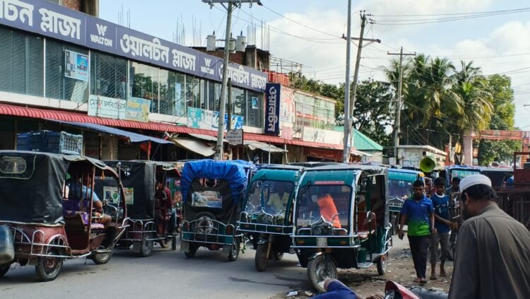 ব্যাটারি চালিত অটোরিকশা রাজত্বে  তাড়াইল উপজেলা, তীব্র যানজট মানুষের চরম ভোগান্তি