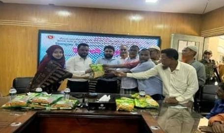 দুমকি উপজেলায়, ক্ষুদ্র ও প্রান্তিক কৃষকদের মাঝে বিনামূল্যে বীজ ও সার বিতরণ