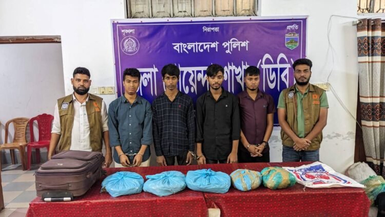 নাটোরে ডিবি পুলিশের অভিযানে ৫ কেজি গাজাসহ ৪ জন মাদক ব্যবসায়ী আটক