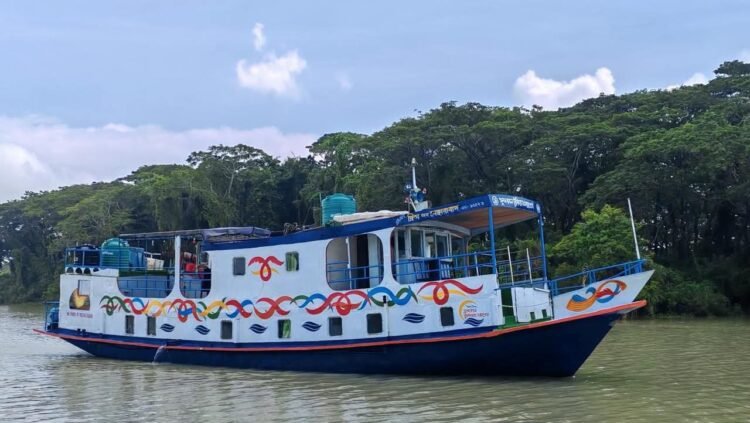 পশুর নদীতে  ইঞ্জিন চালিত বোট  উল্টে  আমেরিকা প্রবাসী নারী পর্যটক নিখোঁজ