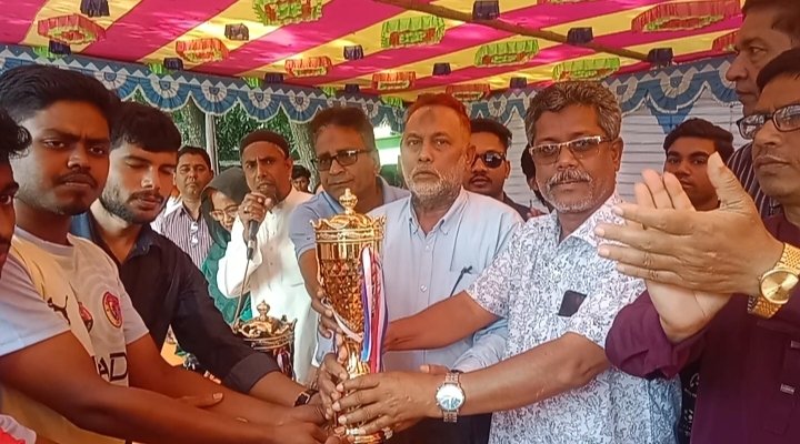 রায়গঞ্জের সলঙ্গায় আরাফাত রহমান কোকো স্মৃতি ফুটবল টুর্নামেন্ট ফাইনাল ম্যাচ অনুষ্ঠিত