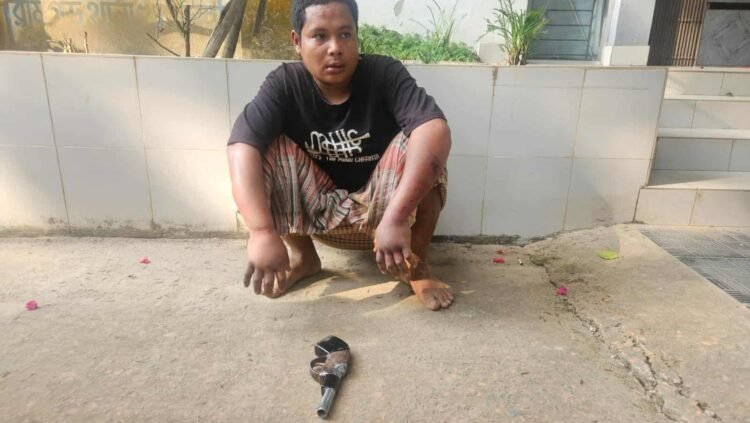 অস্ত্রসহ চাঁদাবাজির সময় ইউপিডিএফ সদস্যকে গণপিটুনি, সেনা হেফাজতে পুলিশে সোপর্দ