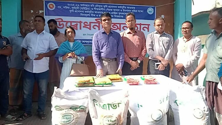 হাকিমপুর উপজেলা কৃষি অফিসের আয়োজনে ১৪শ ক্ষুদ্র ও প্রান্তিক কৃষকদের মাঝে উন্নত মানের  বিনামুল্যে রবি শস্য সরিষা ও পিঁয়াজের  বীজ ও সার বিতরন করেন
