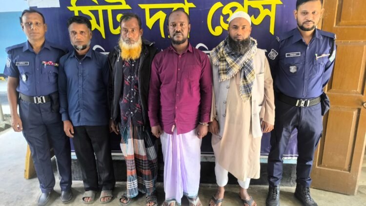 হাকিমপুর থানা ওসি নাজমুল ইসলামের নেত্বত্বে ডেভিলহ্যান্ট অভিযানে  ৪ জন  আটক