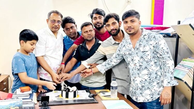 ফরিদপুর জেলা বাস মালিক গ্রুপের সভাপতি ও দৈনিক নাগরিক বার্তার সম্পাদক কামরুজ্জামান সিদ্দিকীর শুভ জন্মদিন পালন