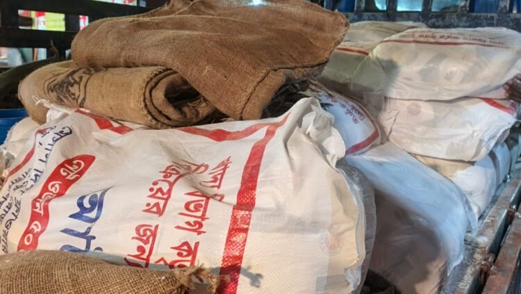 ‎ওএমএস চাল-আটা বিক্রিতে সিন্ডিকেটের দৌরাত্ম্য, ব্ল্যাক মার্কেটে পণ্য বিক্রি অব্যাহত -পর্ব ২