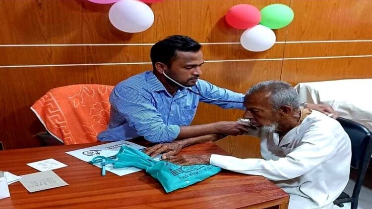 কুষ্টিয়া দৌলতপুরে উপজেলা মানবিক চিকিৎসাসেবায় সুনাম কুড়াচ্ছেন ডা:মোঃ ইমদাদুল হক টোটন